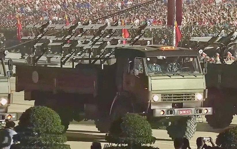 Cac khoi xe, phao quan su tien vao le dai.