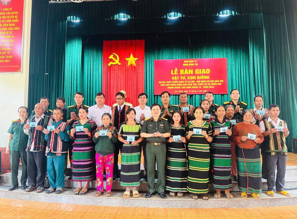 Cac ho dan boc tham nhan bo. Anh: Linh Khoi