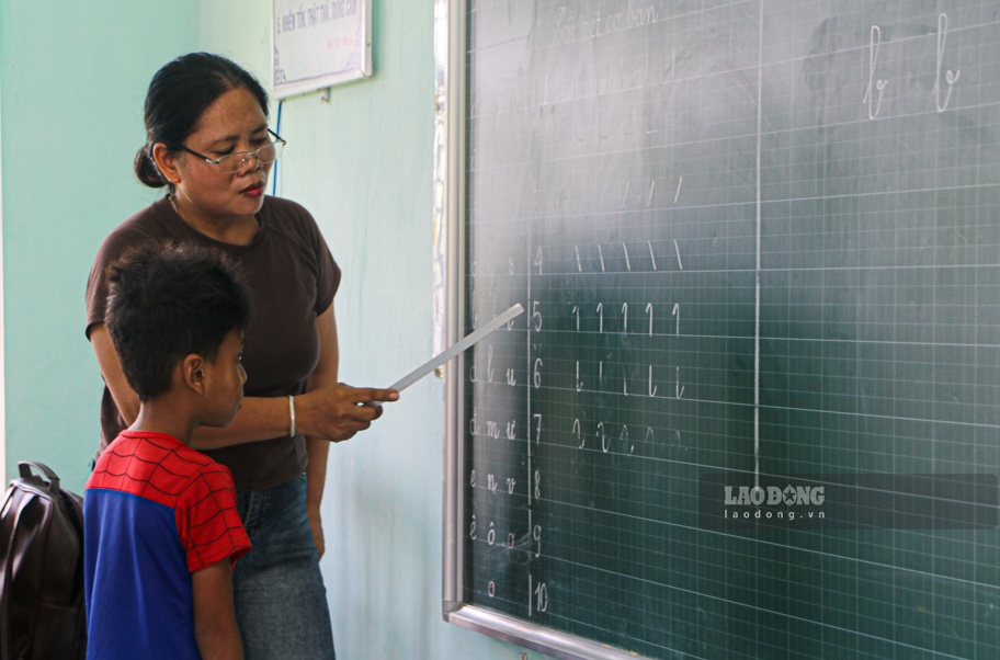 Poor students go to the land to find children with letters. Photo: Nguyen Luan