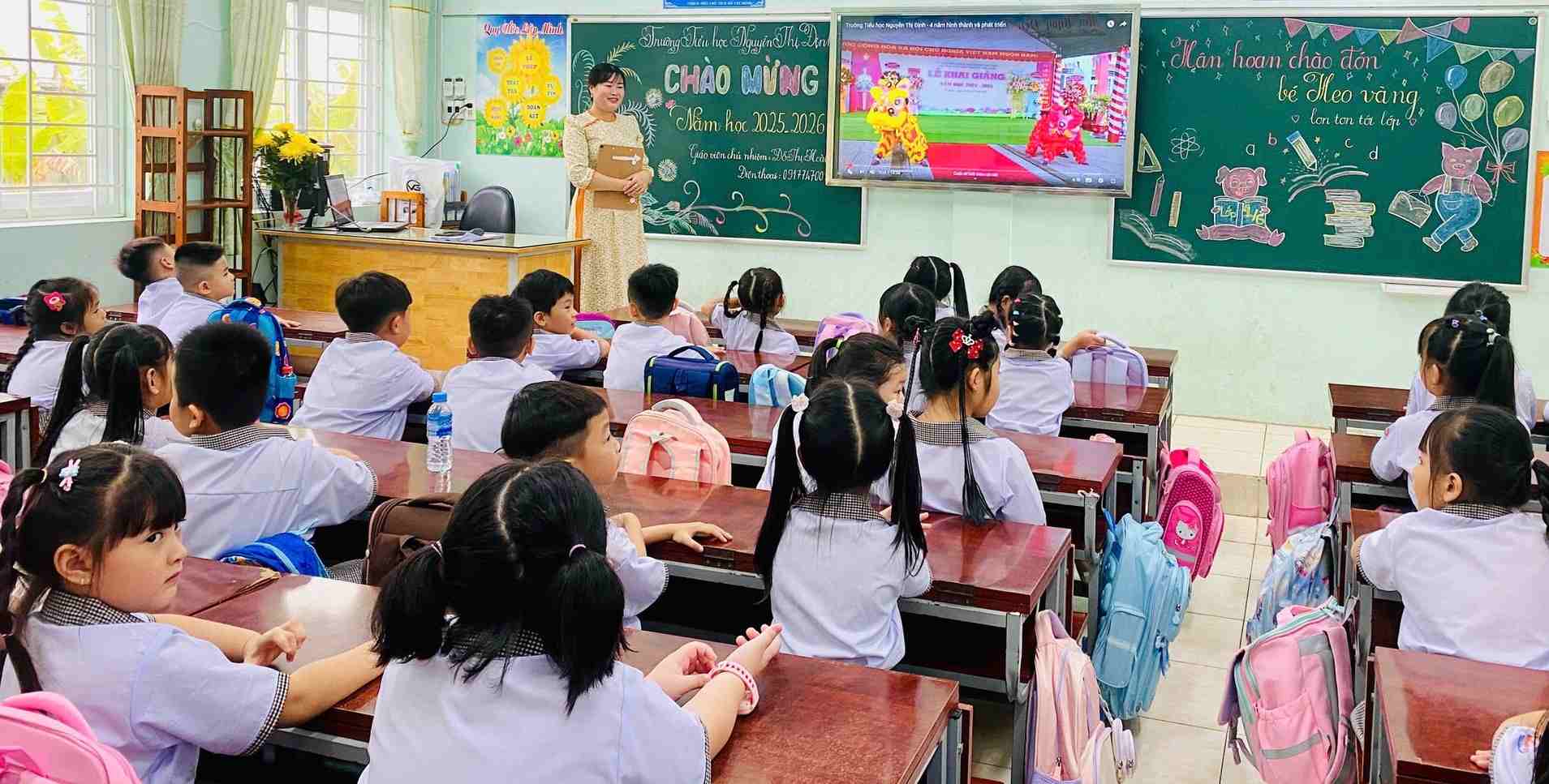 First graders of Nguyen Thi Dinh Primary School, Ca Mau have come to class. Photo: Nhat Ho