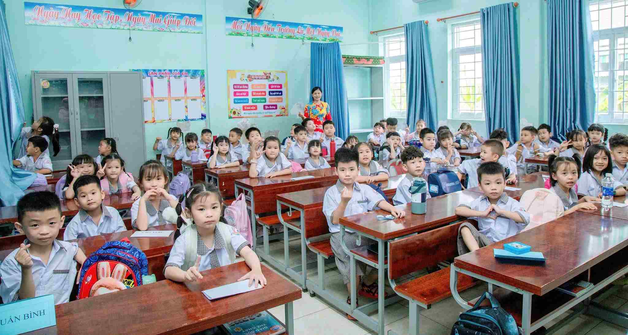 Hoc sinh khoi lop 1 cua Truong Tieu hoc Nguyen Thi Dinh, Ca Mau da tap trung. Anh: Nhat Ho