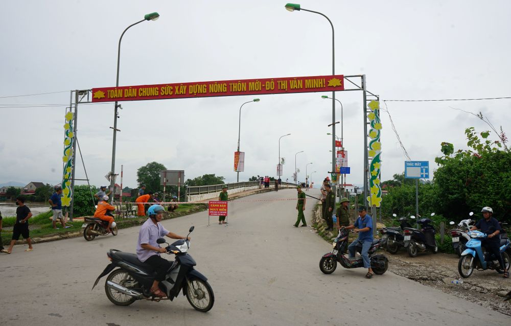 Luc luong chuc nang chot chan tai cau Kim Tan, khong cho cac phuong tien di chuyen vao khu vuc ngap. Anh: Quach Du