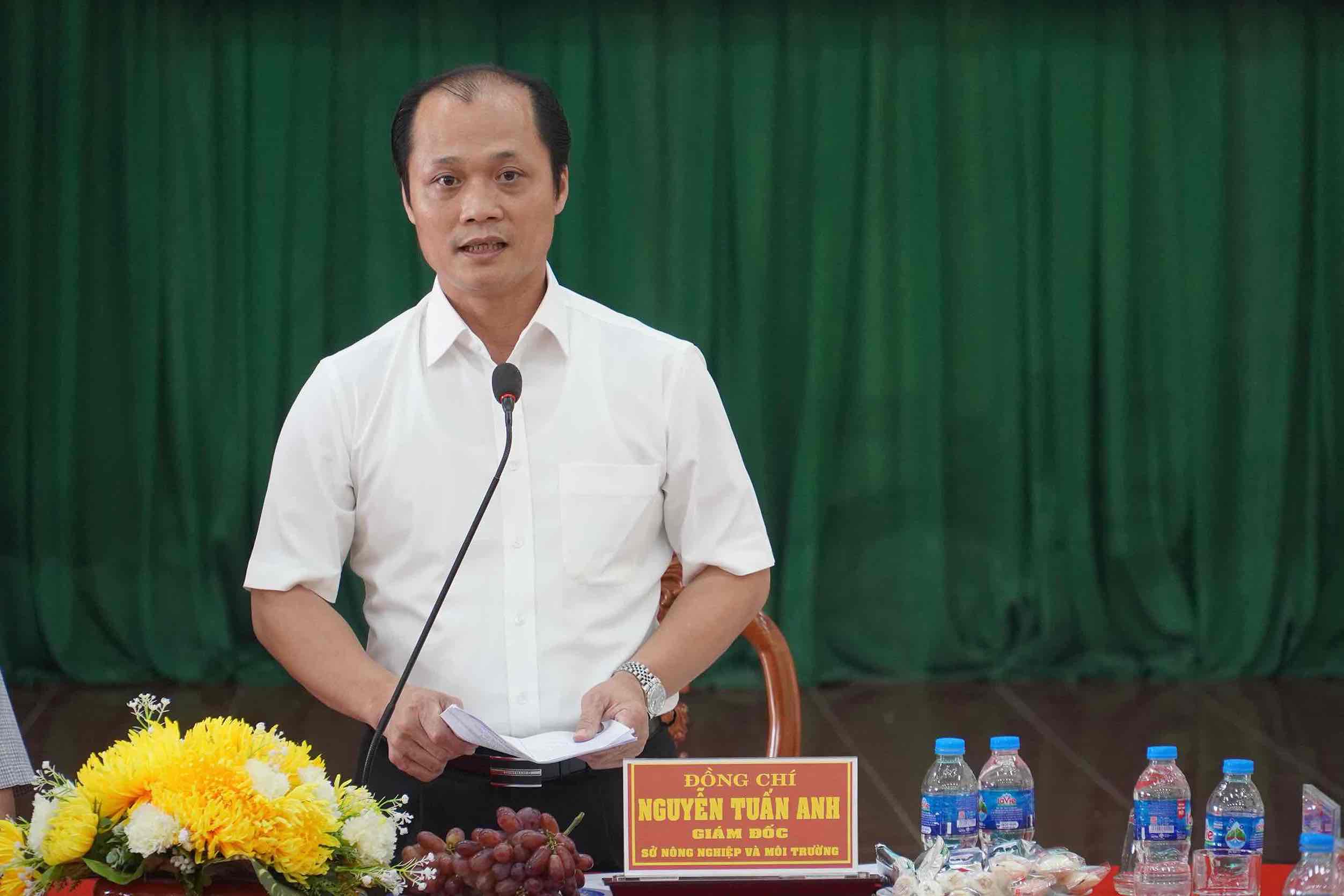 Ong Nguyen Tuan Anh - Giam doc So Nong nghiep va Moi truong tinh Dong Nai bao cao tai buoi lam viec. Anh: HAC