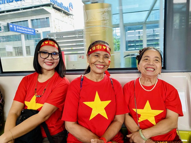 Ba Them cung gia dinh tren tau dien di chuyen ve huong trung tam thanh pho, cho xem le so duyet dieu binh toi 27.8. Anh: Thuy Linh