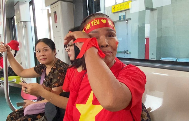 退役軍人女性青年が、8月27日のパレードの概要を見に行く人々の流れに身を寄せたとき、感動して泣いた。写真:トゥイ・リン