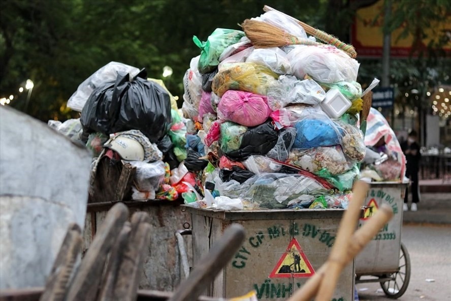 Nguoi ten bags for waste are the choice of many households. Photo: Duc Van