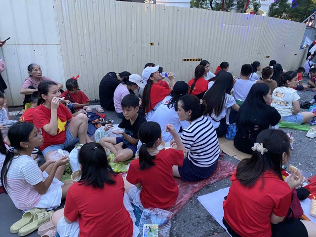 Cac gia dinh chuan bi san do an nuoc uong tu nha, chai nilon ngoi tai khu vuc nga tu nay de an voi vang bua toi. Anh: Thuy Linh