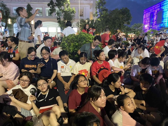 Hang nghin nguoi dan chai chieu, nilon duoi gam cau vuot Nguyen Chi Thanh - Lieu Giai ngoi cho doi khoanh khac doan dieu binh di qua. Anh: Thuy Linh