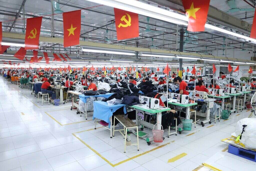 Xuong F2 tai Cong ty SHINTS BVT ruc ro co To quoc chao ngay 2.9. Anh: Cong ty SHINTS BVT