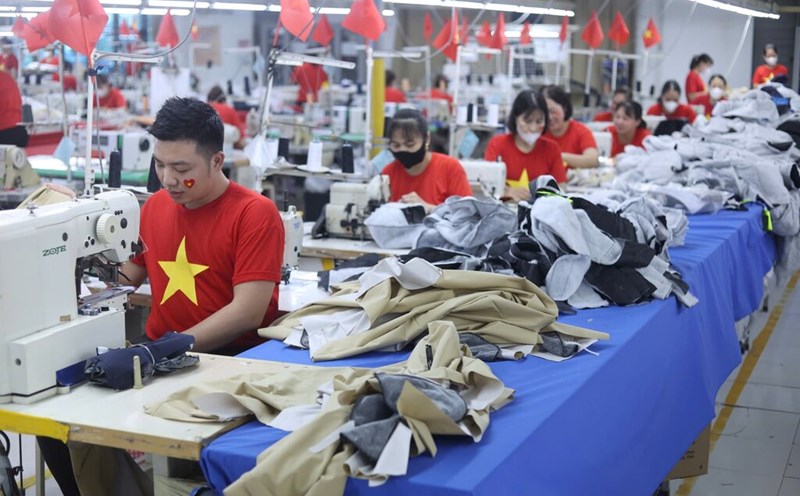 Hai Phong workers simultaneously wear red shirts in the factory, spreading national pride. Photo: SHINTS BVT Company