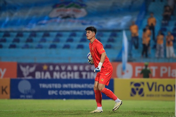 Thu thanh Tran Trung Kien cua Hoang Anh Gia Lai dang “bat kha xam pham” khi choi tren san khach. Anh: Minh Dan