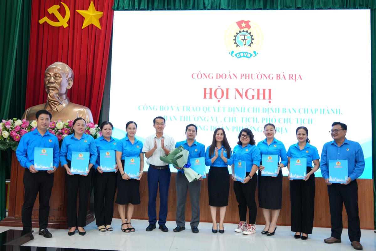 9명의 위원으로 구성된 Ba Ria 구 노동조합 집행위원회 출범. 사진: Thanh An