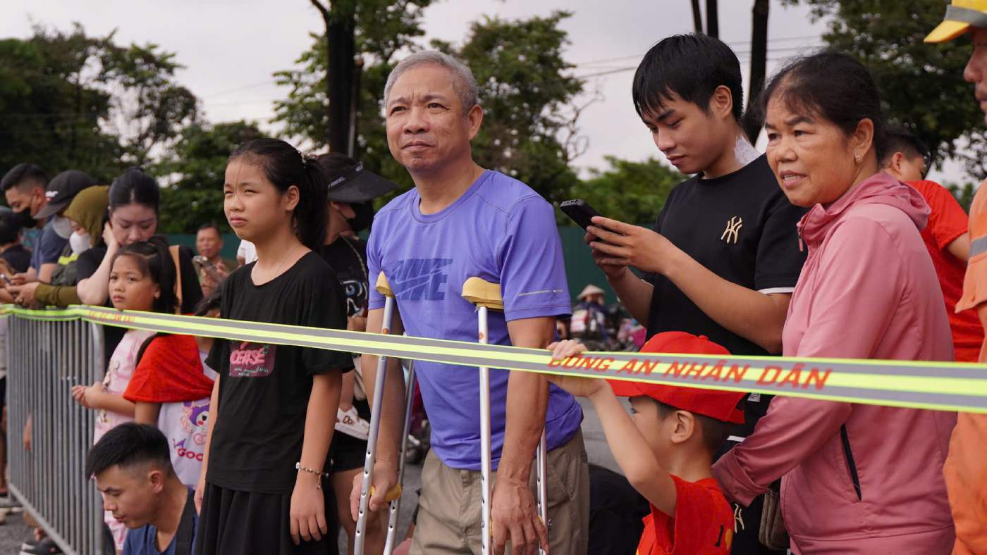 足が痛くて腰をかがめていましたが、男はまだ早く来てパレードを見守っていました。