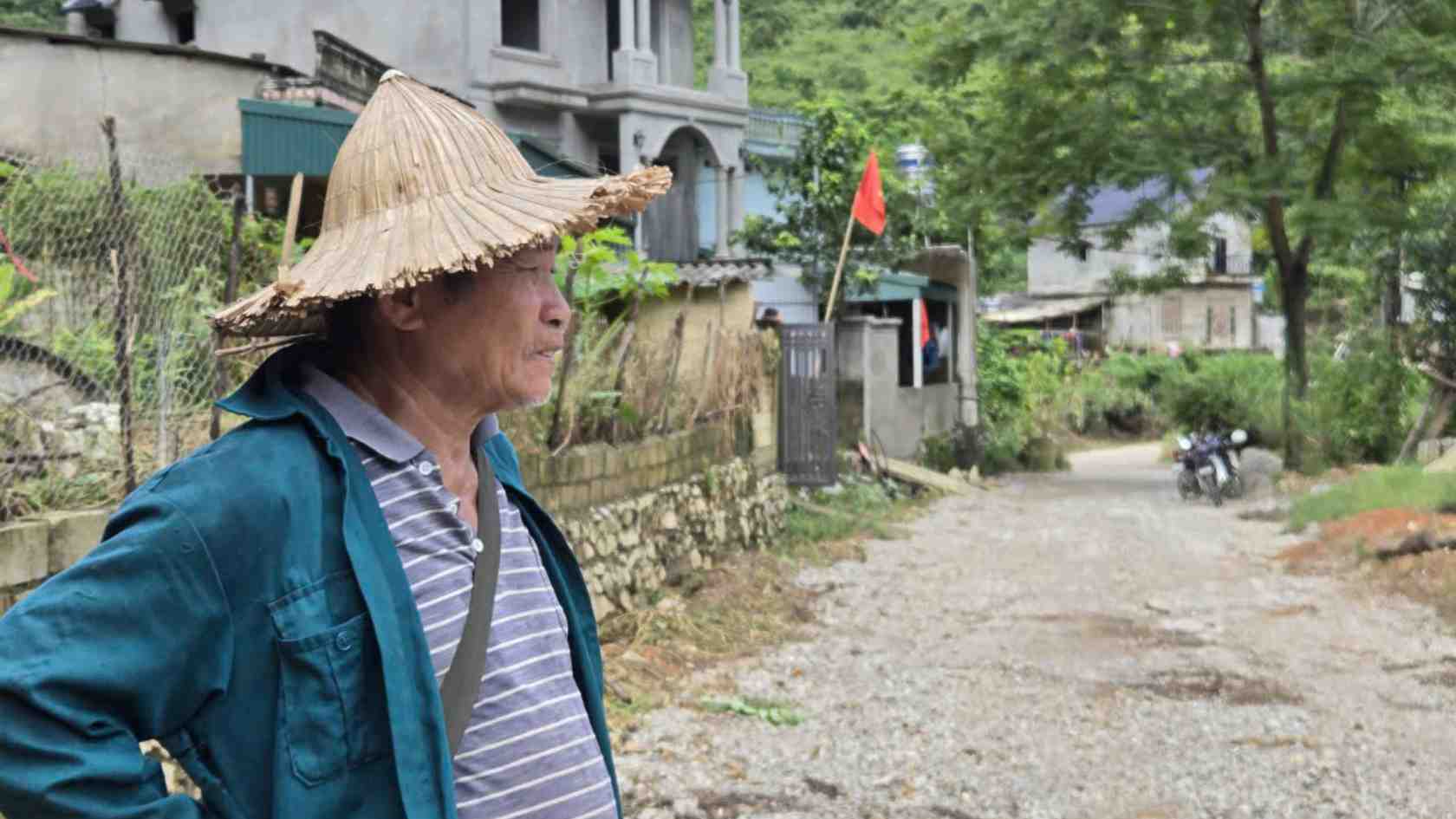 Anh mat nguoi dan that than nhin dien tich lua va hoa mau bi nhan chim trong bien nuoc. Anh: Khanh Linh