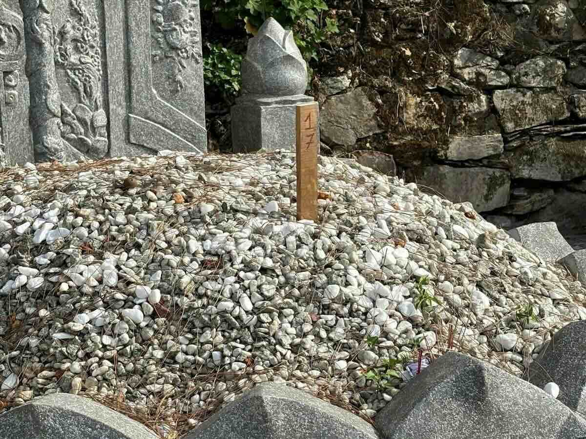 不快な杭打ちされた墓が人々の憤慨を引き起こしています。写真:キム・ラン.