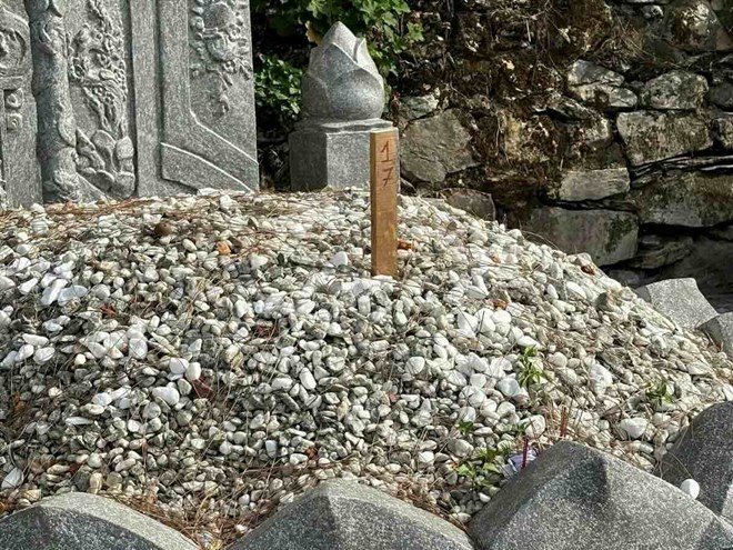 Người dân ở Huế bức xúc vì lăng mộ bị đóng cọc phản cảm