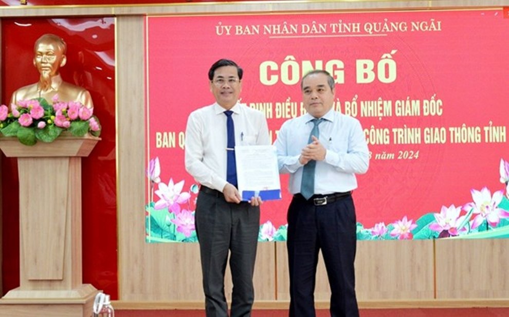 Mr. Ngo Van Dung - Deputy Director of the Quang Ngai Provincial Finance Department (left) is 1 of 8 Deputy Directors of the Quang Ngai Provincial Police who announced their retirement from September 1. Photo: Vien Nguyen