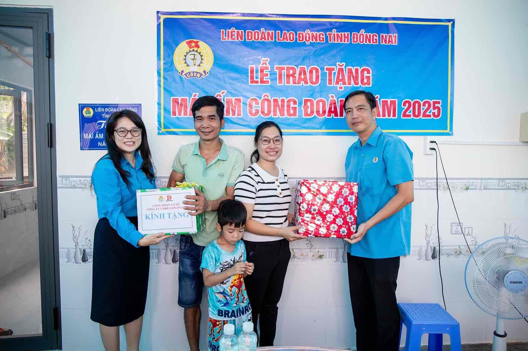 Entrega del Mai am Cong doan a los miembros del sindicato. Foto: Longwell Co. Ltd