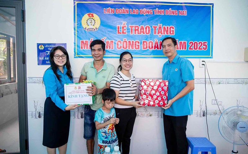 Handing over the Union Shelter to union members. Photo: Longwell Company Limited