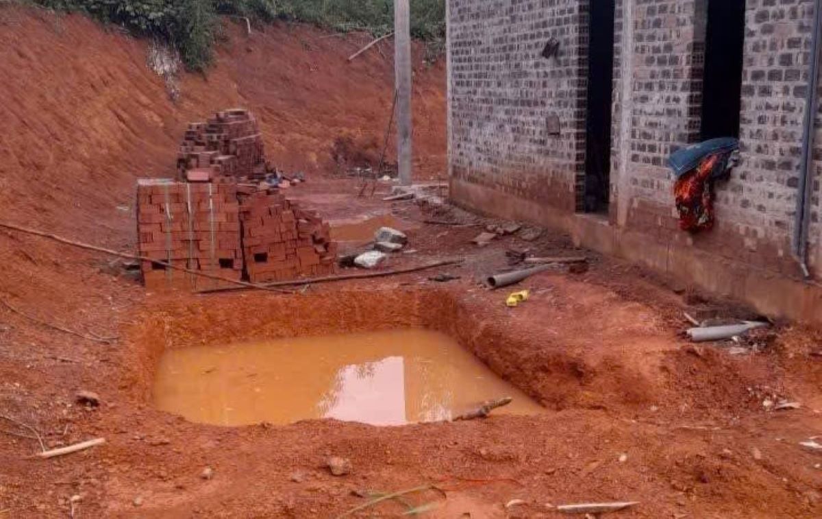 男の子が落下した穴が溺死につながった。写真:H.Nguyen