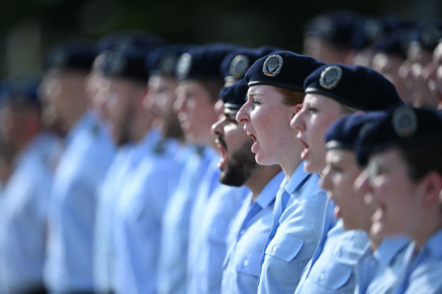 군인들이 베를린에서 2024년 7월 20일 독일 저항 전쟁 기념일을 맞아 독일 연방군(Bundeswehr 6) 소속 신병들의 취임식에 참석하고 있습니다. 사진: AFP