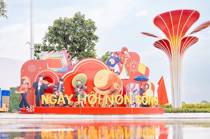 Phan khu trien lam ngoai troi co chu de la HOI NHAP VA PHAT TRIEN, gom cac khong gian trung bay chu de “Vi tuong lai xanh“; “Khat vong bau troi“; 3- “Thanh guom va la chan“; “Ngay hoi non song“; va khong gian bieu dien cac chuong trinh nghe thuat.