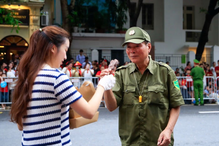 Hoa hau Do My Linh tang kem, do an cho luc luong an ninh va nguoi dan xem dieu binh, dieu hanh. Anh: Minh Dan