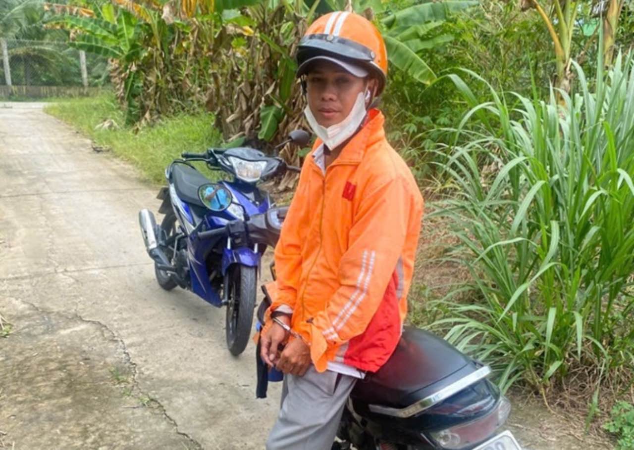 Le suspect Gioi et le vehicule utilise pour commettre le vol a l'arrache. Photo : Police provinciale de Dong Thap