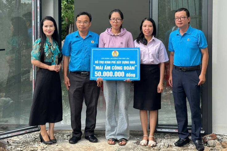 Leaders of the Dak Lak Provincial Federation of Labor presented support funds to build a "Union Shelter" to union member Luong Thi Nga. Photo: Le Duyen