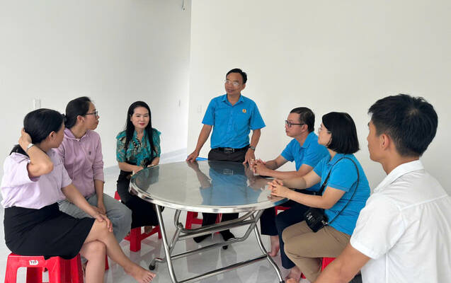 Ong Nguyen Phu Lap - Pho Chu tich Lien doan Lao dong tinh Dak Lak chia se niem vui cung doan vien trong can nha moi