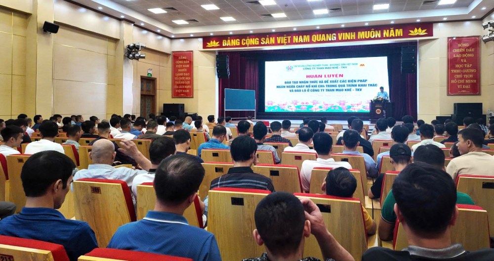 관리 간부와 갱도에서 직접 일하는 노동자들은 메탄 가스 화재 및 폭발을 식별하고 예방하는 방법에 대한 지식을 향상시킵니다. 사진: 응옥 투이