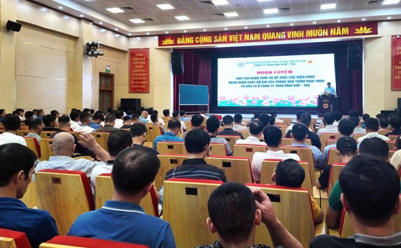 Management staff and workers directly in the tunnel improve their knowledge of methane fire and explosion prevention measures. Photo: Ngoc Thuy