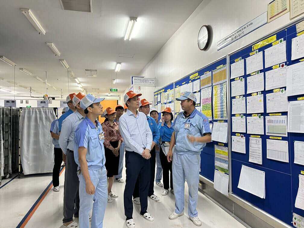 응오주이히에우 베트남 노동총연맹 부위원장이 스탠리 베트남 전력 유한회사의 창의적인 단어 계산 방법에 대한 소개를 듣고 있습니다. 사진: 끼에우부