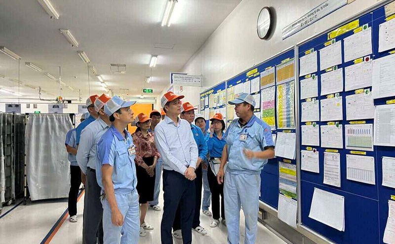 Vice President of the Vietnam General Confederation of Labor Ngo Duy Hieu listened to an introduction on how to consider initiatives and creativity at Stanley Vietnam Electricity Company Limited. Photo: Kieu Vu