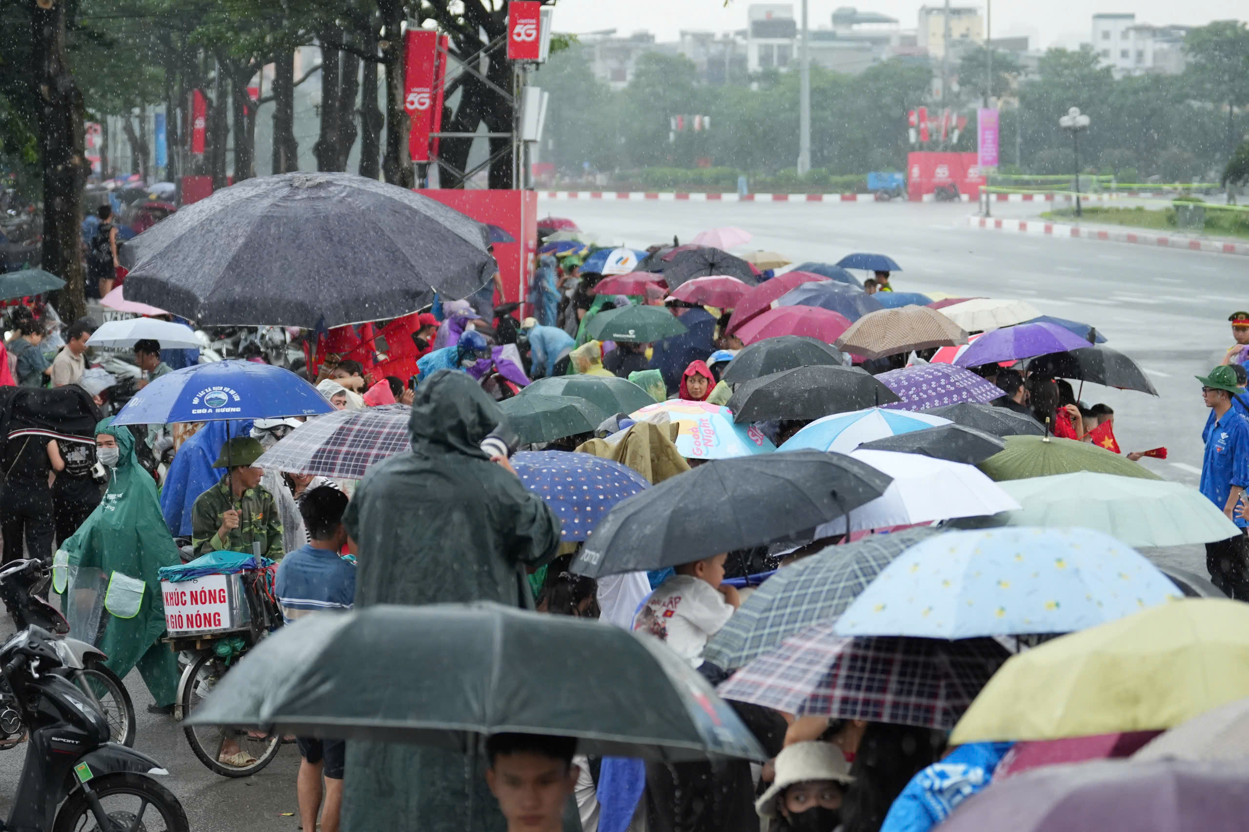 16h30: Doan xe phao Quan su banh lop, xe dac chung Cong an xuat phat tu Truong dua F1 vao trung tam thanh pho de so duyet dieu binh, dieu hanh  dip ky niem 80 nam Quoc khanh.  Den khoang 16h45, troi do mua lon, nhieu nguoi che o, mac ao mua de tiep tuc theo doi doan xe di chuyen.  Tieng loa phat ra tu dan khi tai: “Cam on ba con, chuc ba con khoe“. Nguoi dan lien tuc vay tay, ho reo dap lai tinh cam cua can bo, chien si Quan doi va Cong an. Anh: Huu Chanh