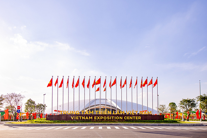 Ben ngoai Trung tam Trien lam Quoc gia. Anh: Bo Van hoa, The thao va Du lich.