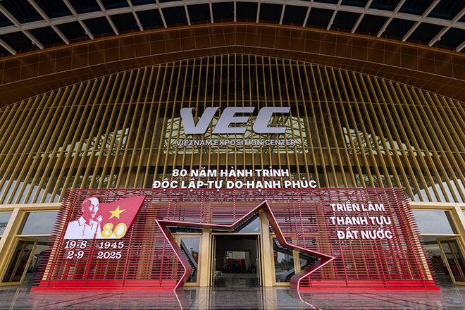 Khong gian ben ngoai Trien lam Thanh tuu Dat nuoc. Anh: Bo Van hoa, The thao va Du lich