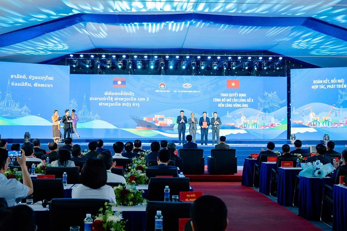 Cong ty CP Cang Quoc te Lao - Viet da to chuc Le khanh thanh ben so 3. Anh: Cang Quoc te Lao - Viet