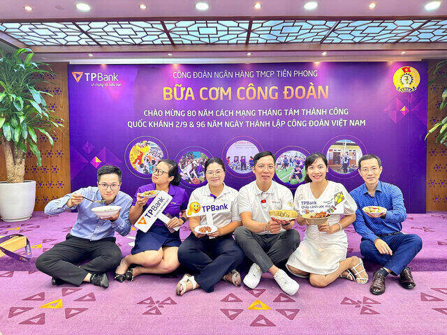 노동조합 식사는 조합원과 노동자에게 기쁨을 선사합니다. 사진: Thu Thuy