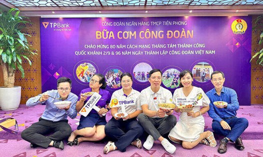 Bữa cơm Công đoàn mang lại niềm vui cho đoàn viên, người lao động. Ảnh: Thu Thuỷ