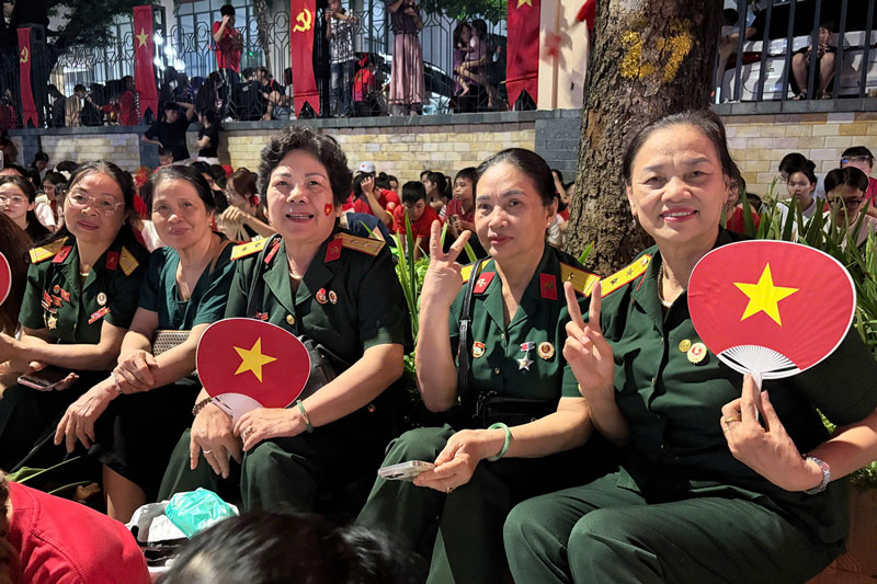 Co Pham Thi Vien (ben phai) cung cac dong doi ve Ha Noi xem dieu binh. Anh: Thuy Linh
