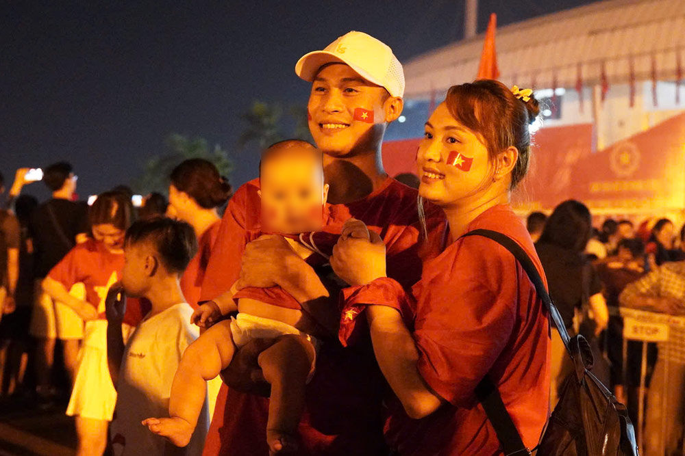 Nhieu nguoi dan thich thu, luu giu lai ky niem trong buoi dieu binh, dieu hanh. Anh: Linh Trang - Trang Anh.