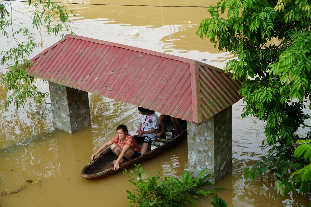 Thuyen la phuong tien duy nhat de di chuyen trong cac thon bi ngap. Anh: Quach Du