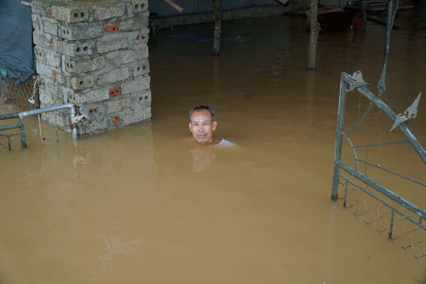 Nguoi dan ngup lan trong dong nuoc lu. Anh: Quach Du