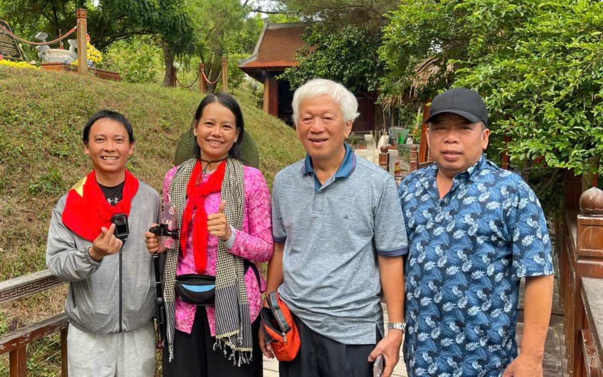 Vo chong o Can Tho dap xe hon 1.800km, vuot bao so 5 ra Ha Noi xe dieu binh. Anh: Nhan vat cung cap