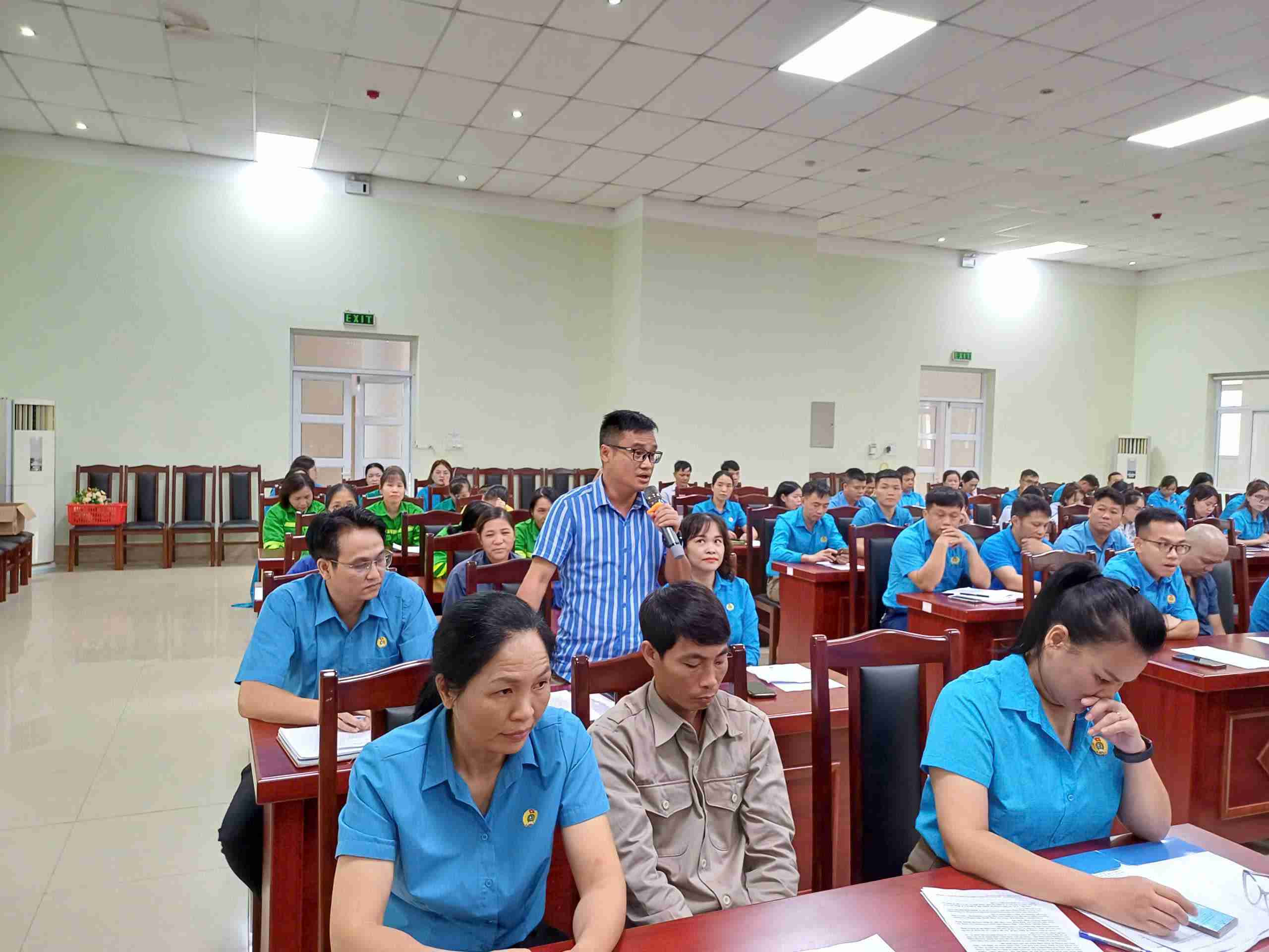 Nguoi lao dong phat bieu y kien tai dien dan. Anh: Minh Tuan