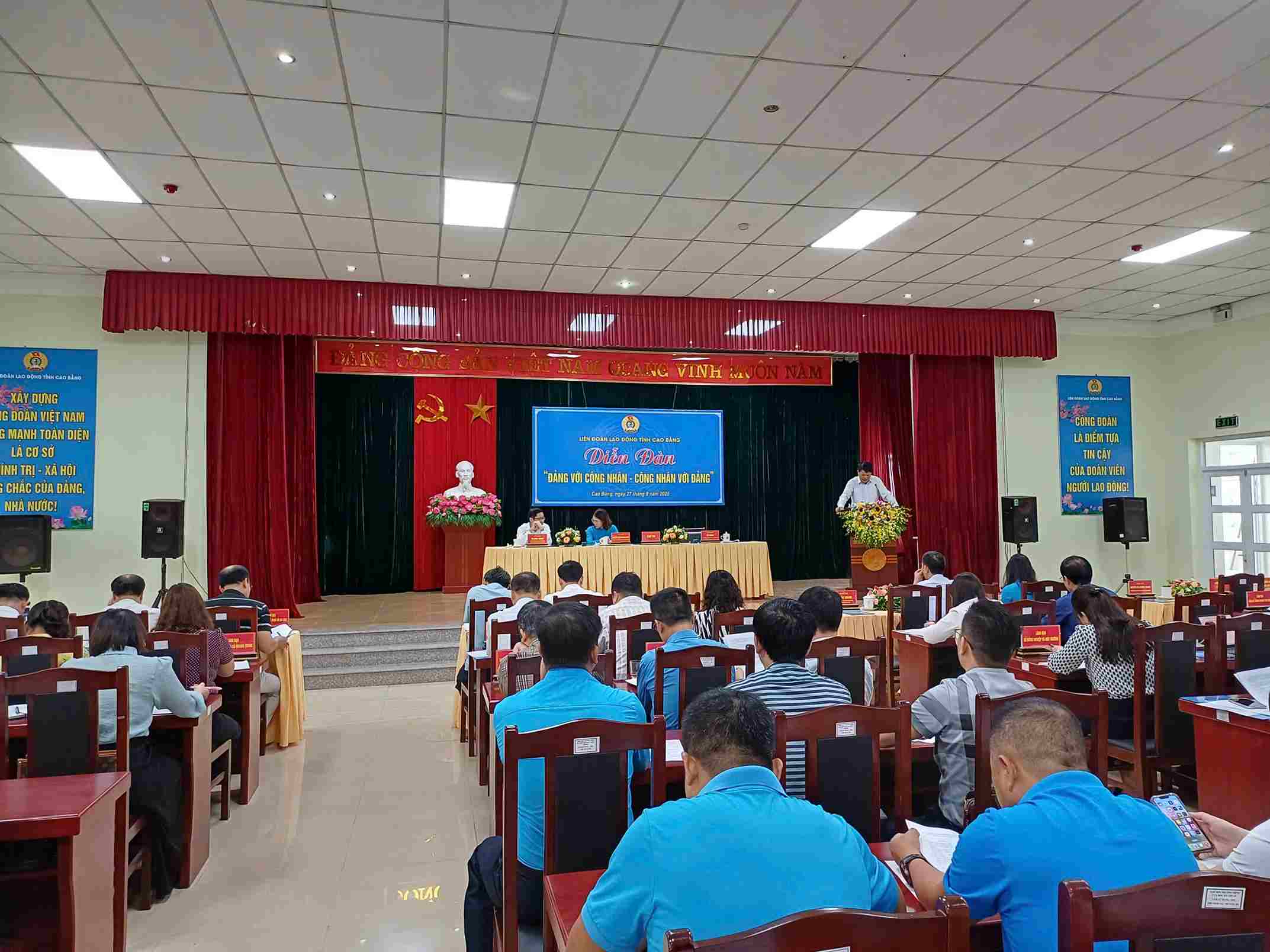 웨다 포럼 전체 모습 노동자와 함께하는 당 - 노동자와 당 2020. 사진: 민 뚜언