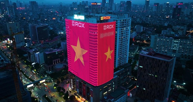 ROX Tower on Nguyen Chi Thanh Street stands out with a giant LED screen brilliant with the yellow red flag, joined in the atmosphere of the capital celebrating September 2.