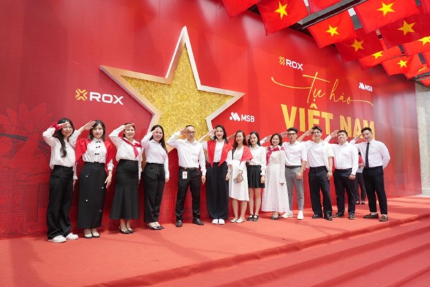 Buc tuong voi ngoi sao vang nam canh va dong chu “Tu hao Viet Nam” duoi sanh tang 1 ROX Tower tro thanh phong nen cho hang tram tam anh moi ngay.