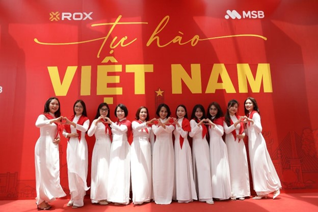 Chi em van phong xung xinh ao dai, bien khoanh khac tu hao thanh ky niem dang nho.